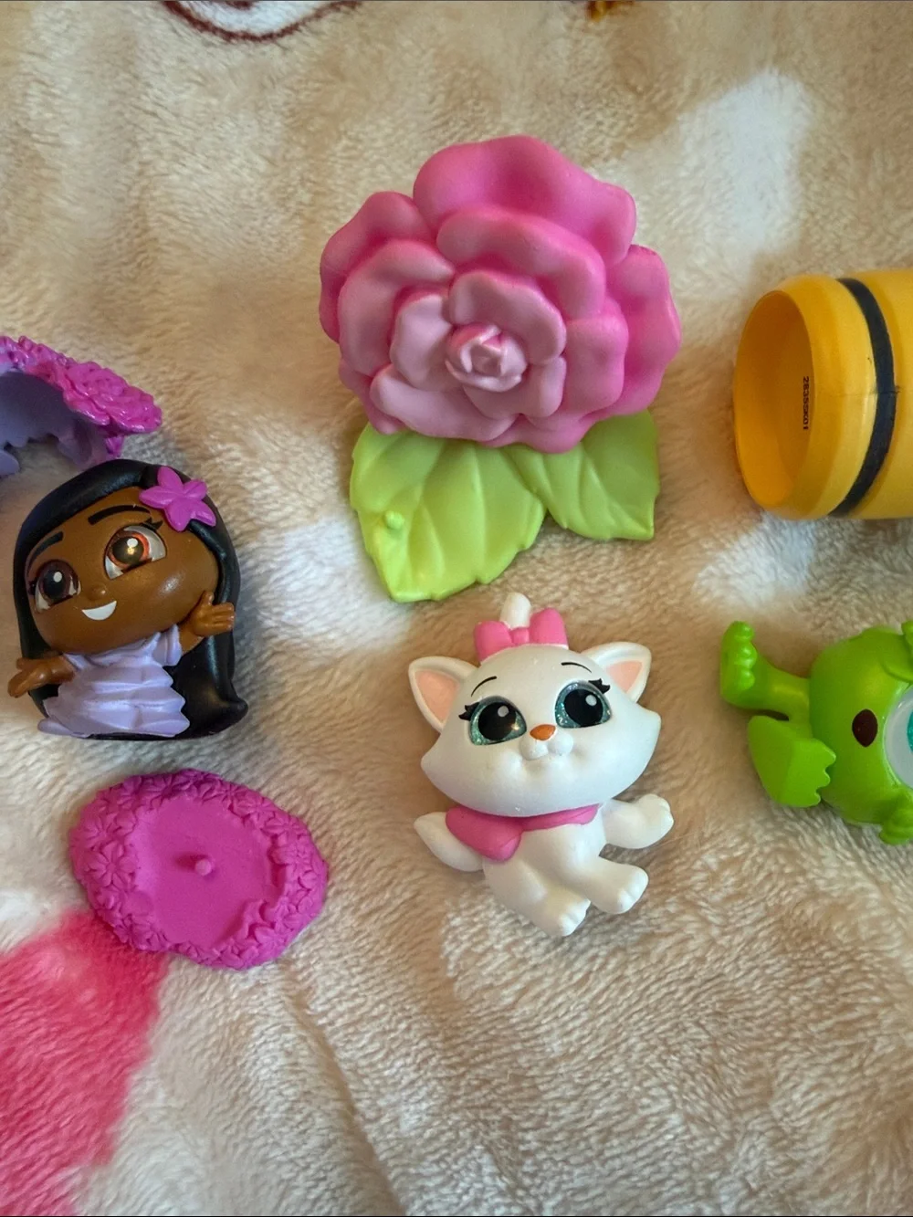 Disney Doorables In Full Bloom Enchanted Marie & Isabela Madrigal & Floral Mike